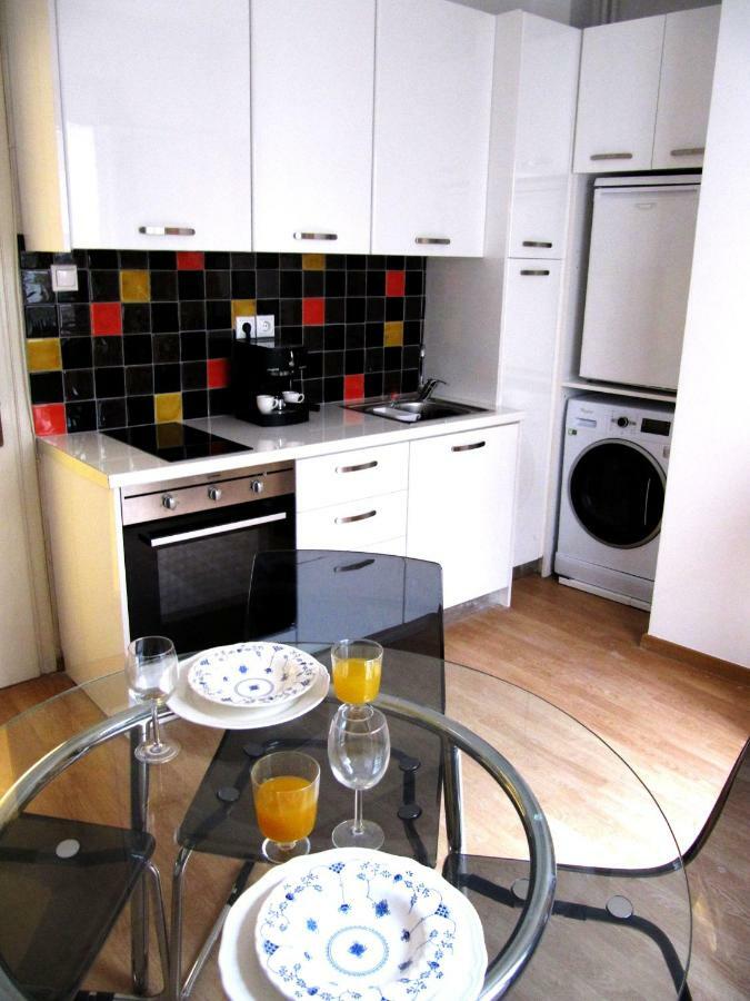 Unique Location With Rooftop View Apartment *